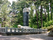 ユンボンギルの碑